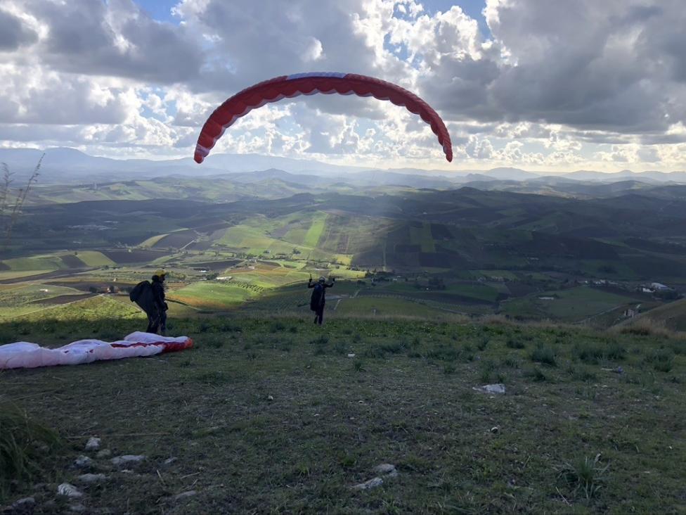 Sekcja Paralotniowa AW odkrywa nowe horyzonty na Sycylii (fot. Aeroklub Warszawski)
