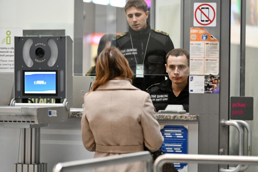 System Entry-Exit (EES) na lotniczym przejściu granicznym Katowice-Pyrzowice (fot. Śląski OSG)
