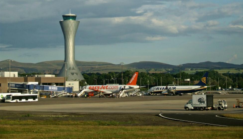 Wieża kontroli ruchu lotniczego i płyta postojowa lotniska w Edynburgu (fot. Edinburgh Airport by Thomas Nugent, CC BY-SA 2.0, Wikimedia Commons)
