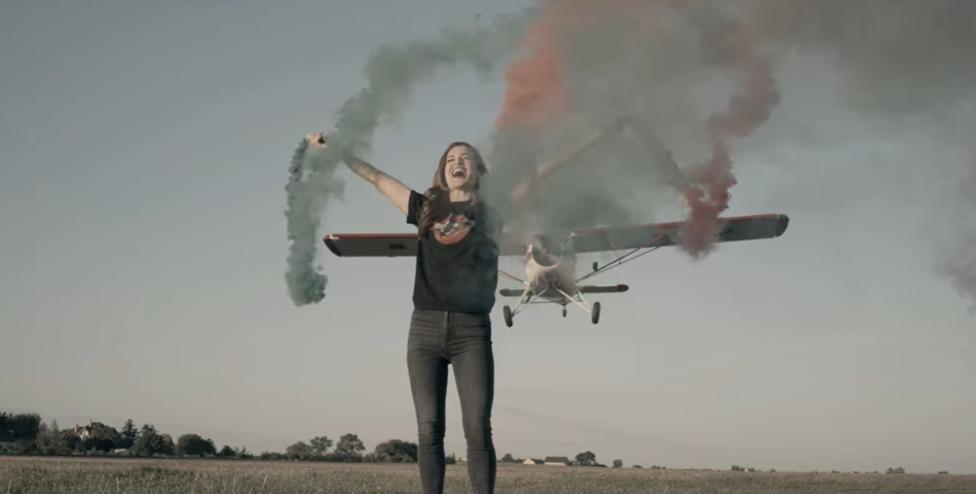 Wokalistka i samolot pilotowany przez Sławomira Jędrzejczaka (fot. kadr z filmu na youtube.com)