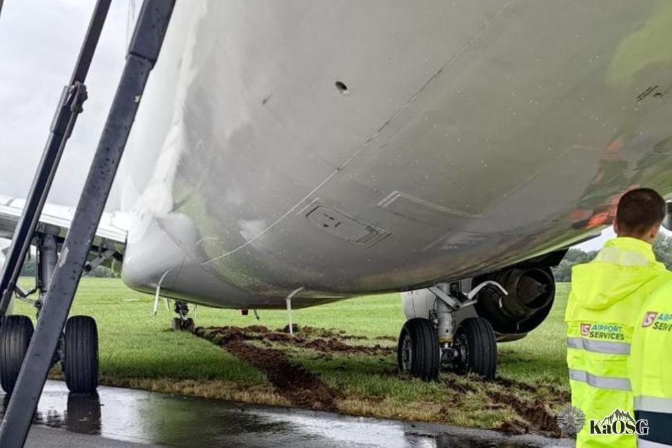 B737-800 zjechał z pasa startowego (fot. Karpacki OSG)