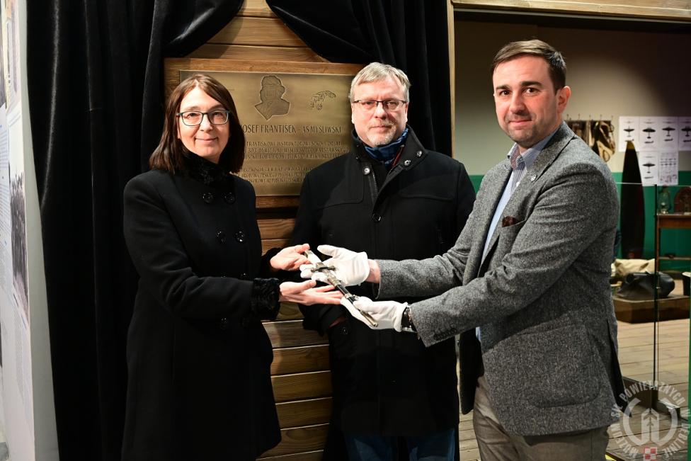 Vera i Vladislav Kralowie przekazują kordzik porucznika pilota Jana Borowskiego (fot. R. Błachnio, MSP)