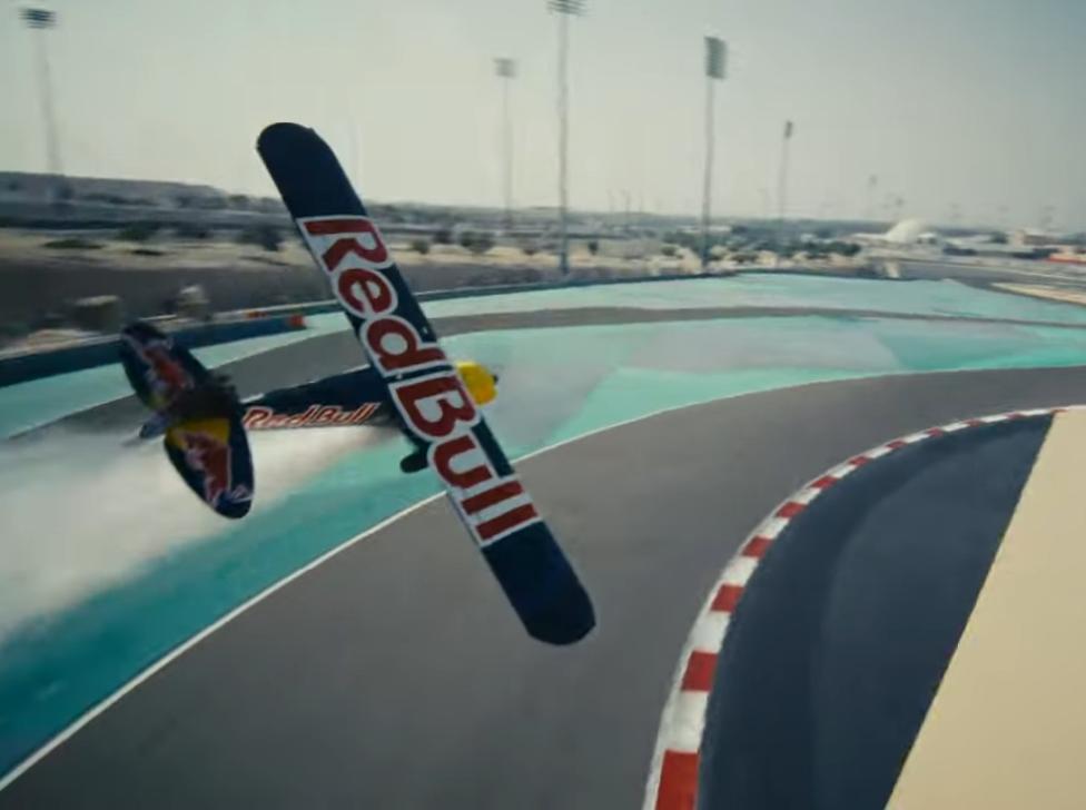 Łukasz Czepiela w niskim przelocie nad torem Bahrain International Circuit, fot. kadr YouTube