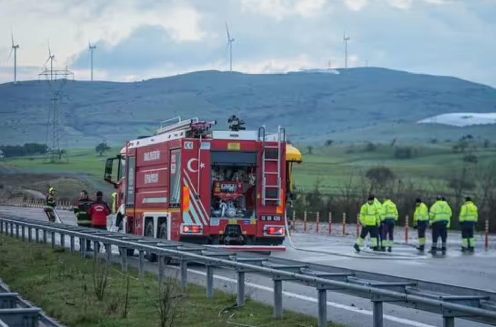 Akcja ratunkowa na miejscu katastrofy tureckiego F-16, fot.express_co_uk