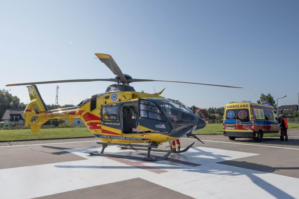 Lądowisko Wojewódzkiego Szpitala Specjalistycznego w Słupsku i śmigłowiec LPR (fot. Wojewódzki Szpital Specjalistyczny im. J. Korczaka w Słupsku, Facebook)