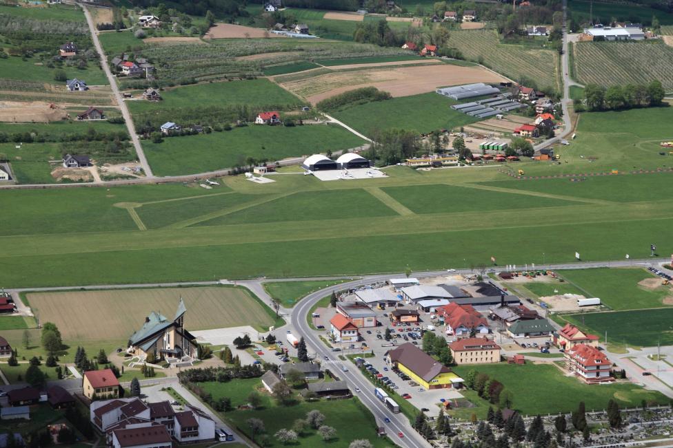 Lotnisko Nowy Sącz-Łososina Dolna - widok z góry (fot. Aeroklub Podhalański)
