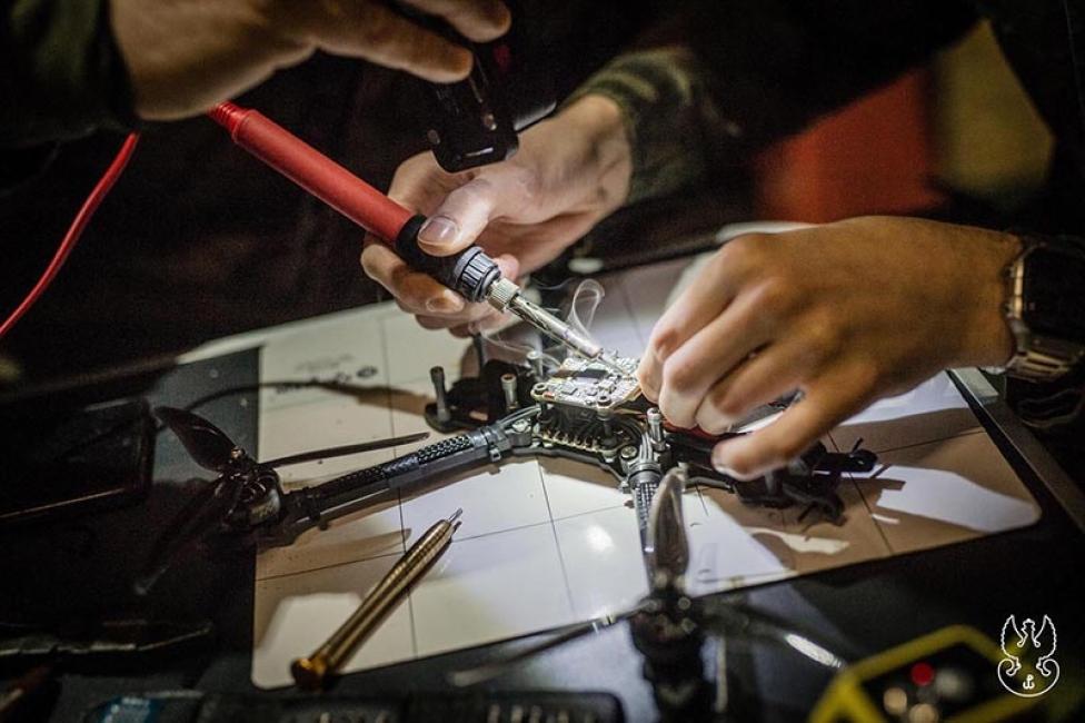 Terytorialsi konstruktorami dronów (fot. 9 Łódzka Brygada Obrony Terytorialnej)