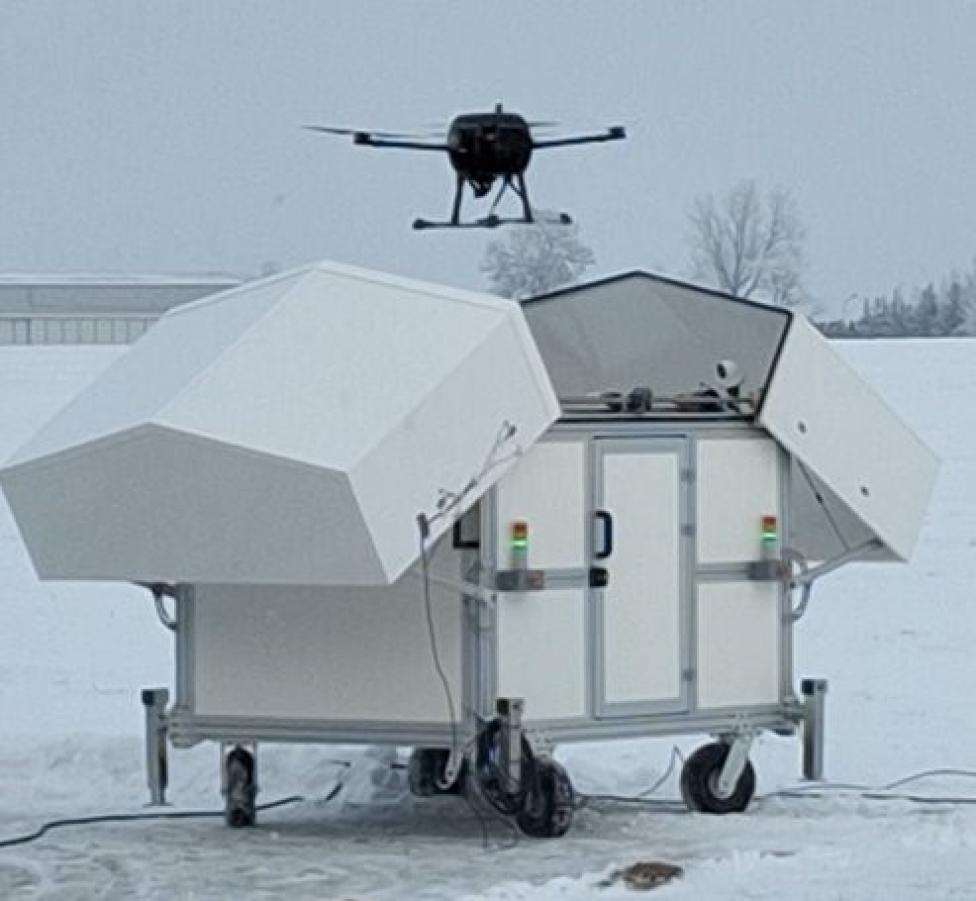 Testy bezzałogowego statku powietrznego na lotnisku w Przasnyszu (fot. oblot.pw.edu.pl)