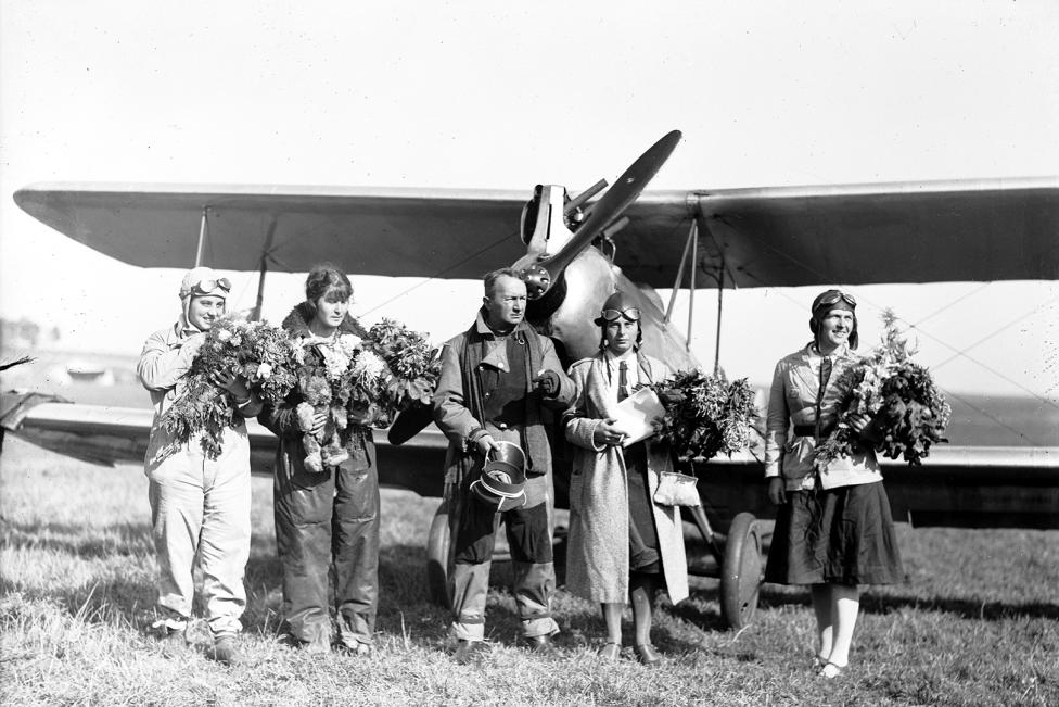 Maria Lierówna, Danuta Sikorzanka, Stanisław Jasiński, Wanda Olszewska, Maria Wardasówna, po przylocie do Krakowa, 10.10.1931 r. (fot. NAC)