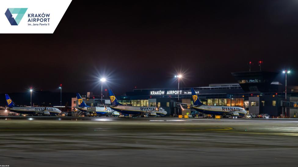 Port Lotniczy Kraków nocą - samoloty linii Ryanair na płycie (fot. Zbyszek Rosak-Matuszewski, Krakow Airport - Facebook)