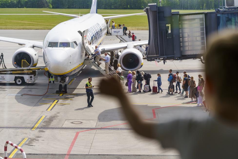 Port Lotniczy Wrocław - samolot i pasażerowie na płycie (fot. Port Lotniczy Wrocław)