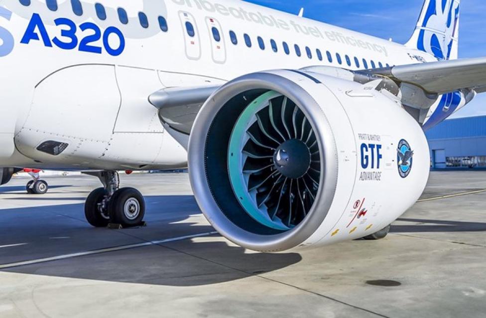 Silnik GTF produkcji Pratt &amp; Whitney na skrzydle samolotu A320 (fot. Airbus Media)
