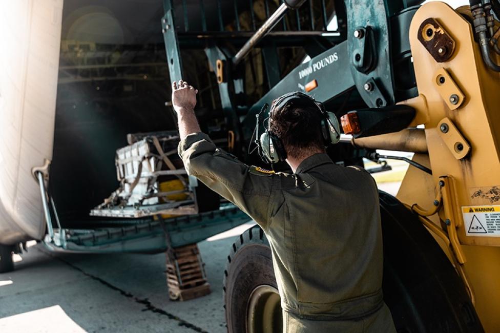 Załadunek samolotu wojskowego (fot. 33 Powidzka Baza Lotnictwa Transportowego)