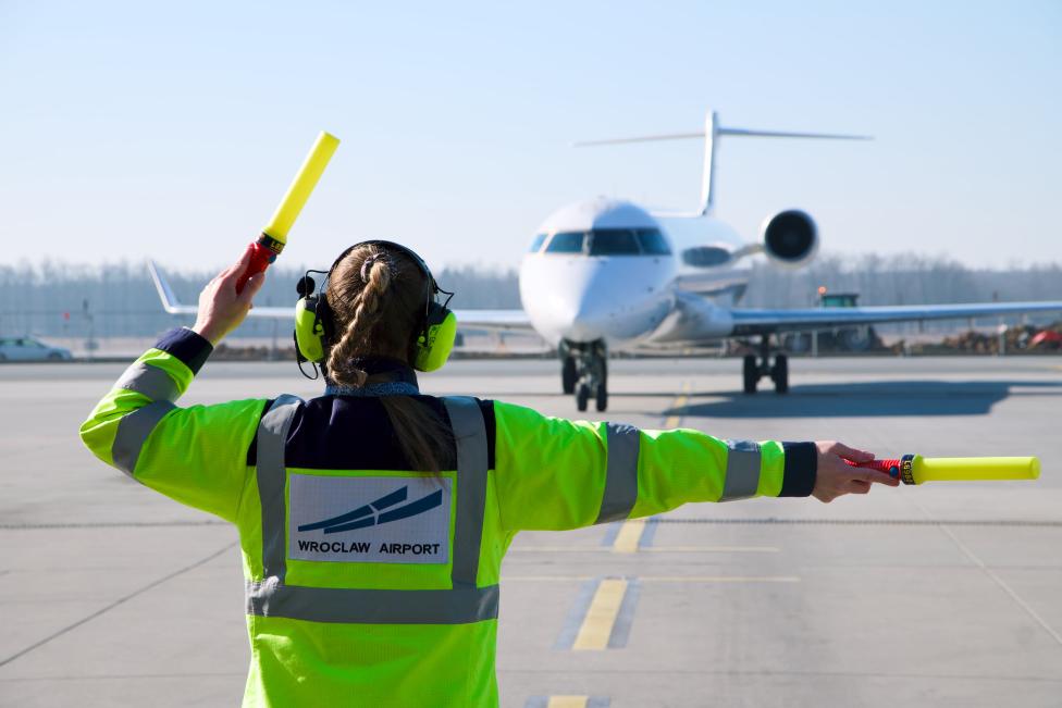 Samolot i Marszałek na płycie wrocławskiego lotniska (fot. Port Lotniczy Wrocław)