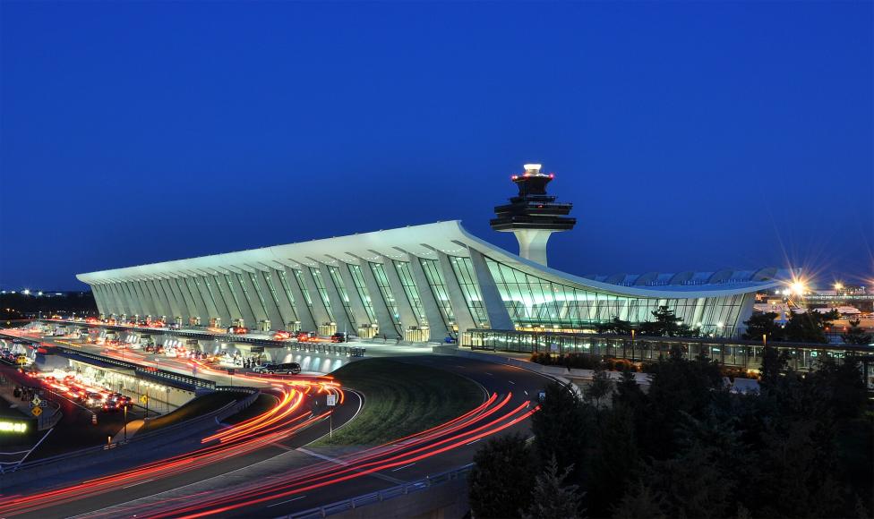 Port Lotniczy Waszyngton-Dulles o zmierzchu - terminal główny (fot. Joe Ravi, CC-BY-SA 3.0, Wikimedia Commons)