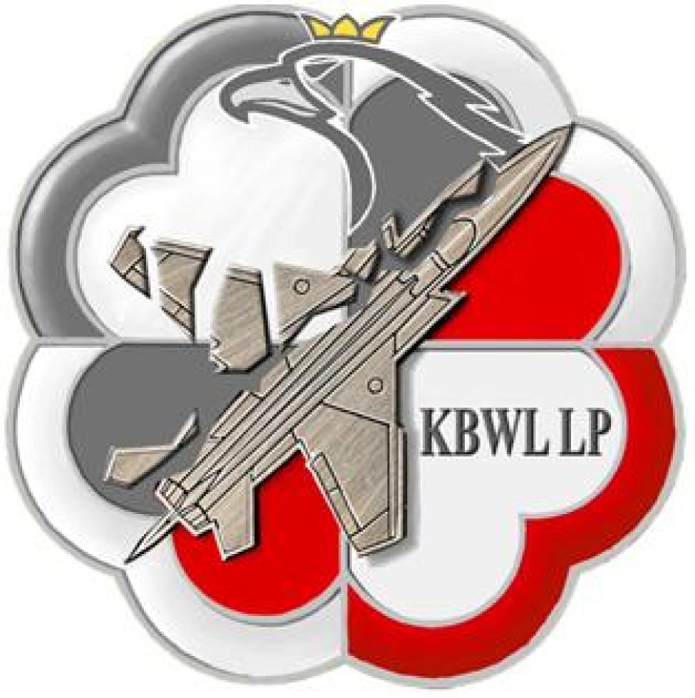 KBWLLP - logo (fot. Inspektorat MON ds. Bezpieczeństwa Lotów - KBWLLP, Domena publiczna, Wikimedia Commons)