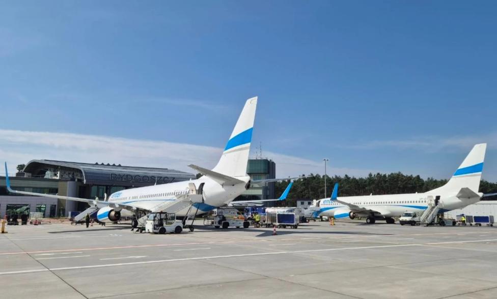 Port Lotniczy Bydgoszcz - samoloty linii Enter Air przed terminalem (fot. Port Lotniczy Bydgoszcz)