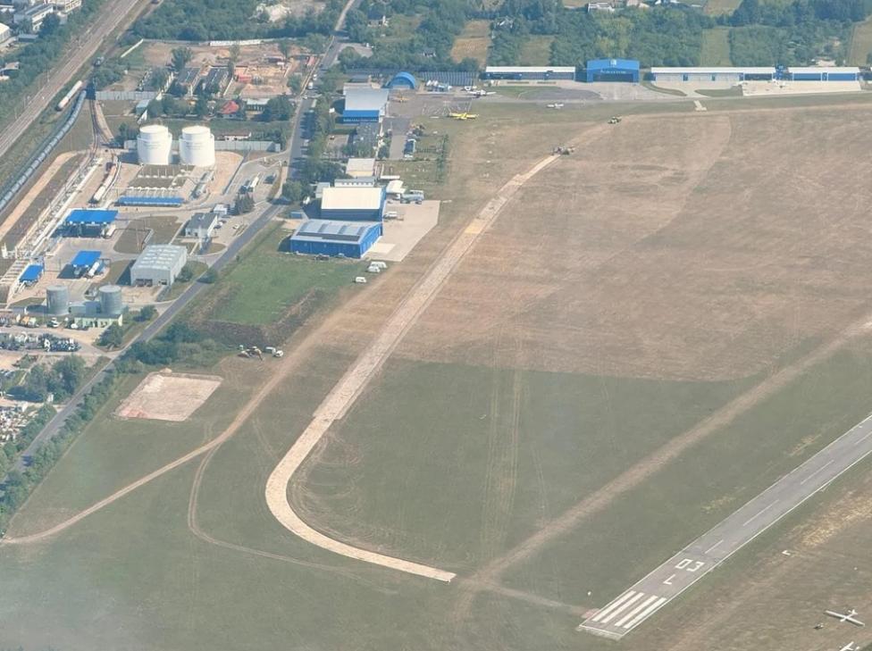 Budowa nowej drogi kołowania na lotnisku w Piotrkowie Tryb., fot. epiotrkow.pl