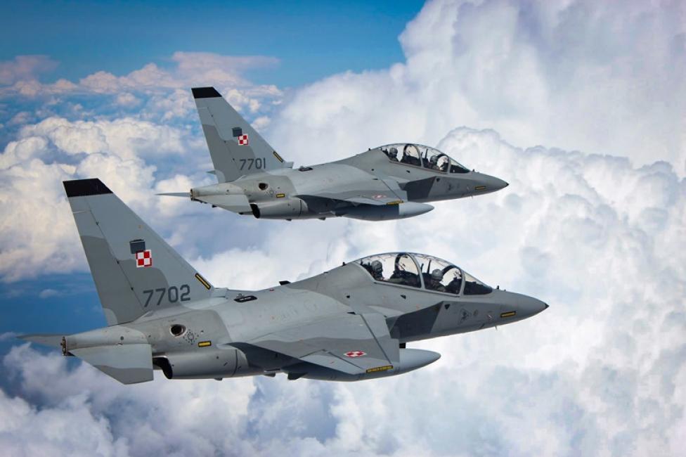 Dwa samoloty M-346 Bielik w locie (fot. kpt. Przemysław Ćwiklak, por. Tomasz Doszczeczko, 41 BLSz)
