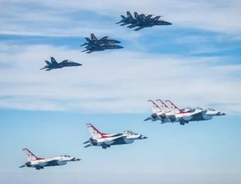Blue Angels i Thunderbirds we wspólnym przelocie, fot. reddit