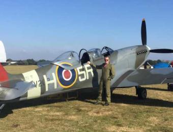 Scott Booth, szef projektu Laguna's Spitfire Legacy, przy samolocie Spitfire (fot. Laguna’s Spitfire Legacy/FB)