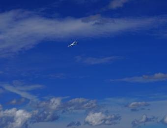 Szybowiec na niebie (fot. Aeroklub Leszczyński)