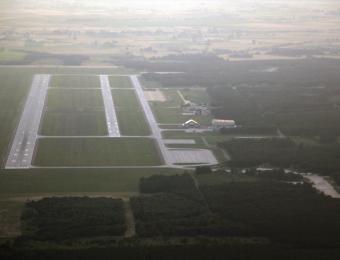 Powidz (EPPW) lotnisko wojskowe - pasy 29L i 29R (fot. Bogusław S. Kafarski)
