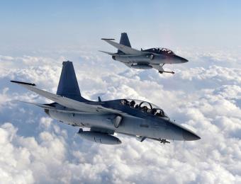 Dwa samoloty FA-50 w locie nad chmurami (fot. Korea Aerospace Industries)
