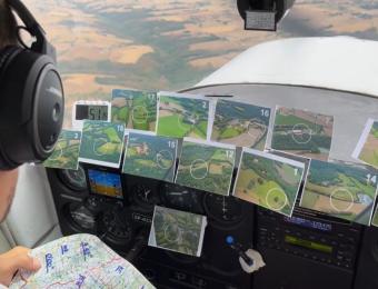 Pilot w samolocie podczas konkurencji nawigacyjnej (fot. kadr z filmu Marcin Chrząszcz - Polish Flying Team)