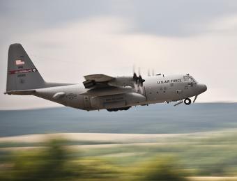 Hercules C-130 w barwach US Air Force, fot. Staff Sgt. William Hopper
