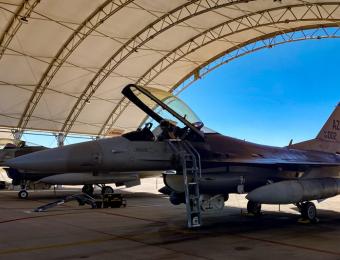 F-16 USAF w hangarze w Tucson (fot. arch. prywatne)