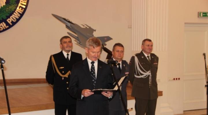 Przekazano pamiątki po polskich pilotach dla WSOSP (fot. wsosp.pl)