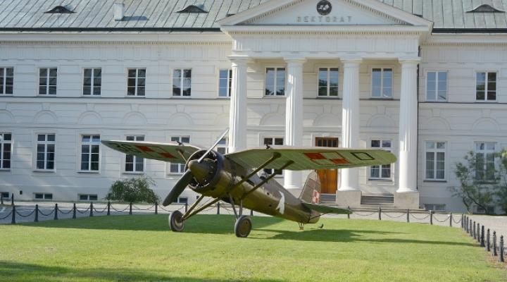 Historyczny samolot w Szkole Orląt (fot. WSOSP)