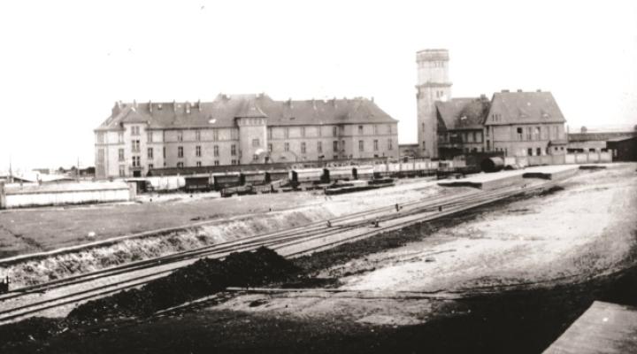 Stacja lotnicza Ławica w lutym 1919 r. tuż po zdobyciu lotniska przez powstańców wielkopolskich–widok koszar i wieży kontrolnej
