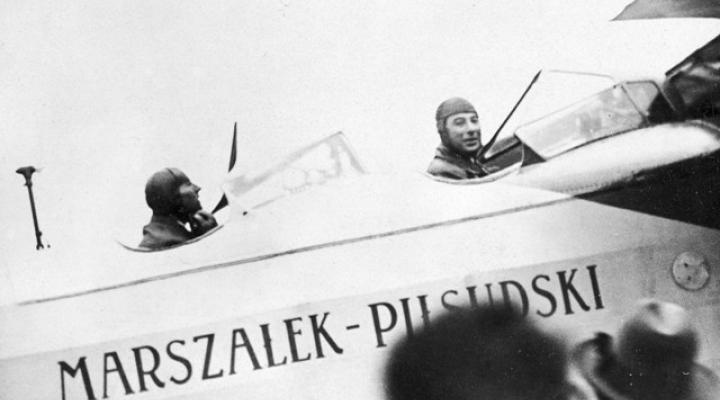 Mjr pil. Ludwik Idzikowski i mjr obs. Kazimierz Kubala na pokładzie samolotu Amiot 123 „Marszałek Piłsudski” (fot. NAC)