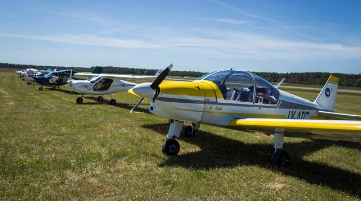 22 małe samoloty wystartowały wylądowały w Szymanach na pasie trawiastym (fot. szymanyairport.pl)