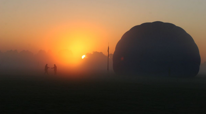 Balon we mgle, fot. Jerzy Adamowicz (zwycięzca fotograficznego konkursu GASPOL w 2013 roku)