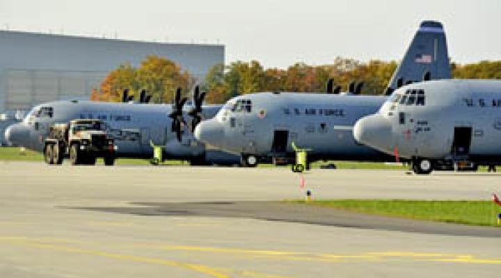 Trzy Herculesy C-130J z 37. eskadry lotnictwa transportowego z Ramstein