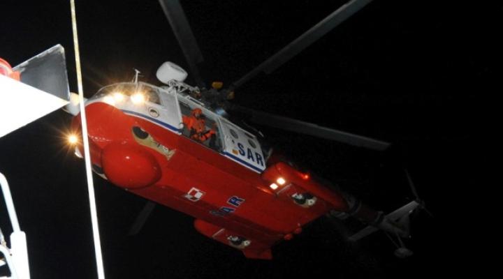 Śmigłowiec Mi-14PŁ/R podczas nocnej akcji ratowniczej na Bałtyku (fot. Marian Kluczyński)
