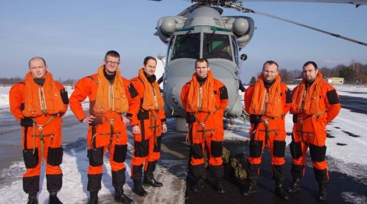 Personel klucza śmigłowców pokładowych SH-2G po powrocie z fregaty/ fot. kmdr ppor. Czesław Cichy