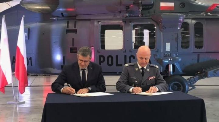 Podpisanie umowy na zakup trzeciego śmigłowca Black Hawk dla policji (fot. policja.pl)