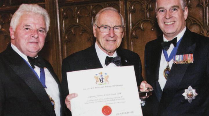 Kpt. Jim Lovell odebrał w Londynie Honorową Nagrodę Gildii Pilotów i Nawigatorów Lotnictwa 