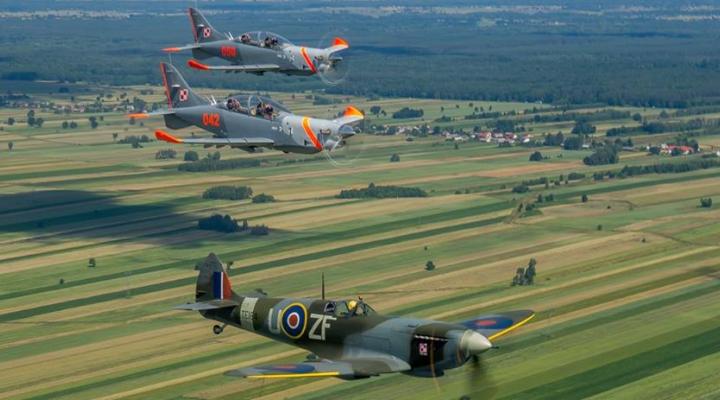 Orliki we wspólnym przelocie ze Spitfire, fot. Siły Powietrzne