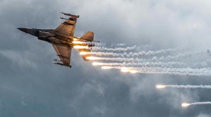 F-16 podczas pokazu lotniczego (fot. Piotr Wróblewski)