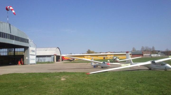 Samoloty i szybowce w aeroklubie Elbląskim (fot. Aeroklub Elbląski)