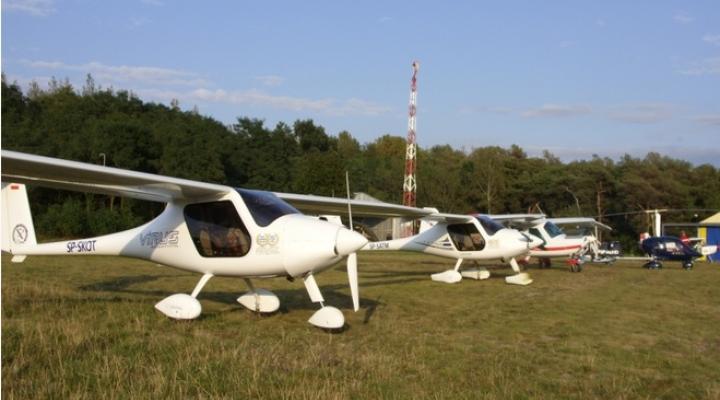 Lekkie statki powietrzne na lotnisku w Toruniu
