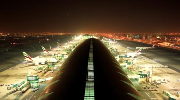 Starty i lądowania samolotów na lotnisku w Dubaju zostały uwiecznione techniką timelapse