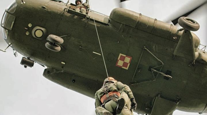 Śmigłowiec Mi-8 w zawisie, fot. polska-zbrojna