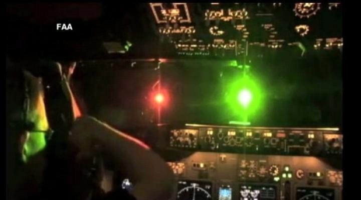 Laser skierowany na kokpit samolotu, fot. ABC.news