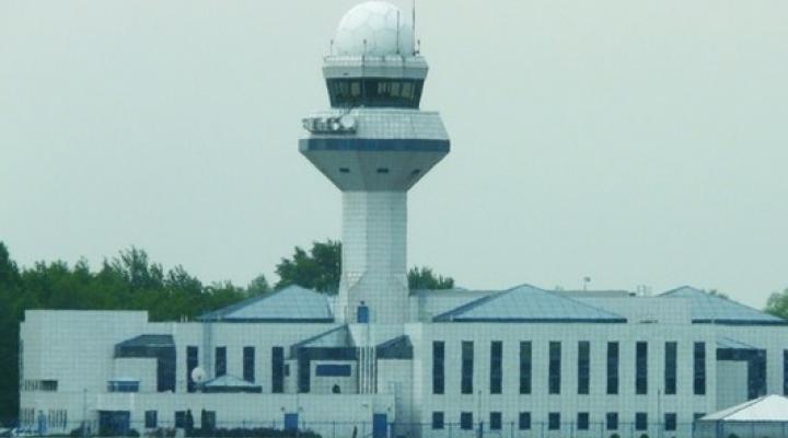 Wieża lotniska Warszawa Okęcie, fot. Wikimedia Commons
